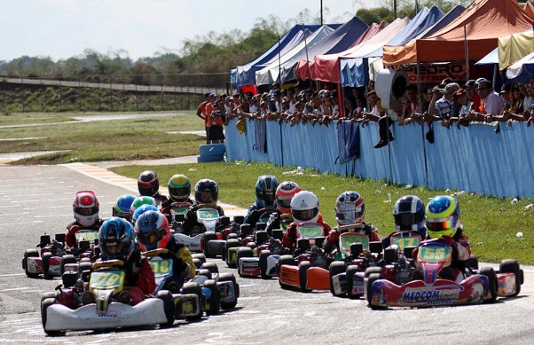 Foto: Flávio Quick – As provas no Kartódromo de Goiânia atraem sempre um bom público.