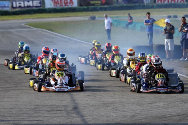 Foto: Flávio Quick - Com vários campeões brasileiros na pista a categoria Graduados reuniu 17 pilotos nesta rodada do Light.