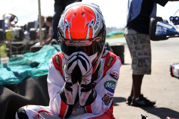 Foto: Flávio Quick – Em seu momento de Fé antes da largada, Yurik pede proteção nas corridas.