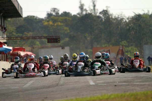 Foto: Flávio Quick - Mais uma vez a classe F4T foi a mais movimentada do dia.