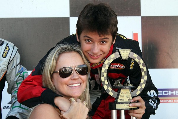 Foto: Flávio Quick - Das mãos da mãe Cláudia, Gabriel recebeu o seu troféu da vitória.