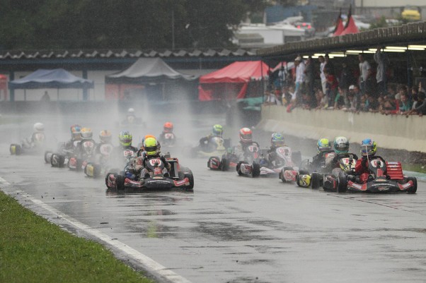 Foto: Flávio Quick - A "molhada"largada da categoria Júnior Menor.