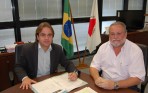 Foto: O Secretário de Estado de Esportes Eros Biondini (e) e o presidente da FMA, Pedro Sereno (d). Crédito da foto: Divulgação - SEEJ